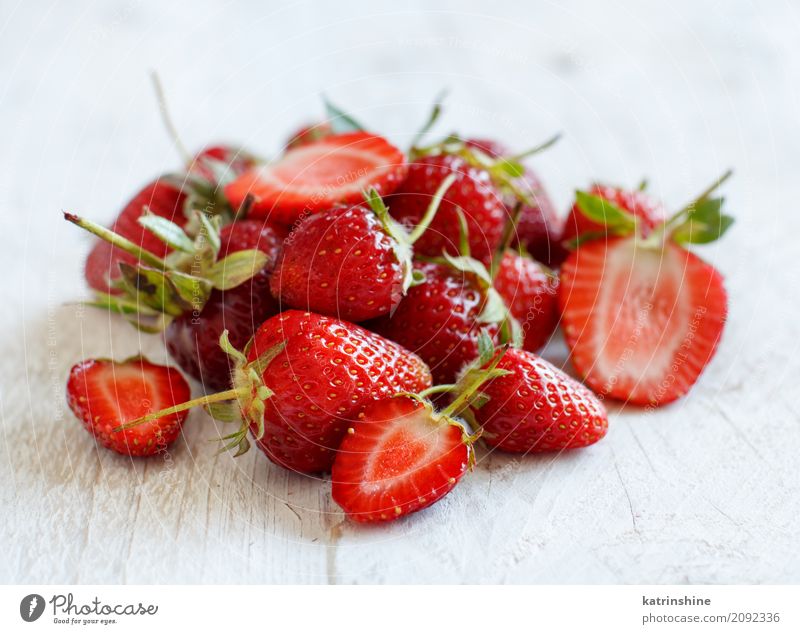 Erdbeeren schließen oben auf einem weißen Holztisch Frucht Dessert Diät Sommer Tisch frisch hell lecker natürlich saftig rot Farbe Beeren farbenfroh essbar