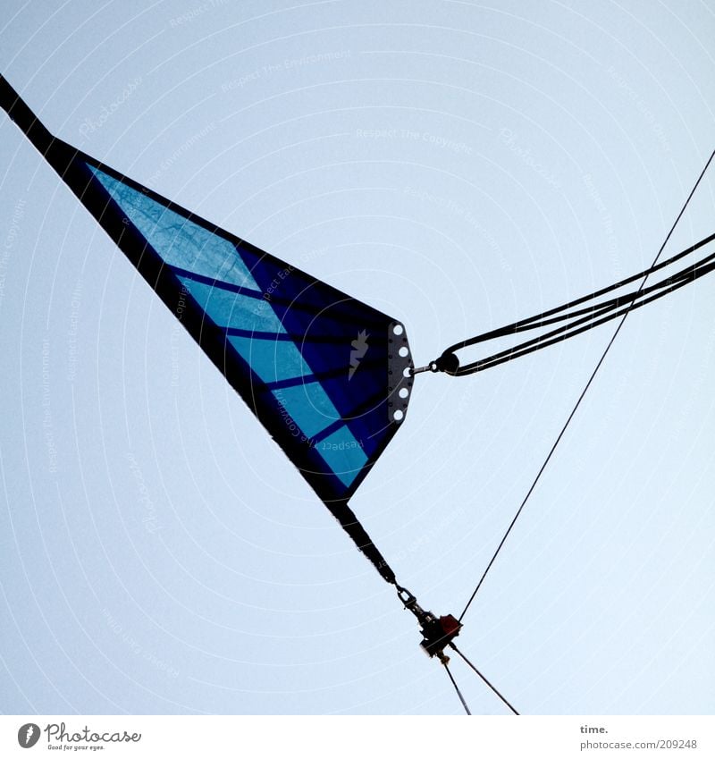 Dreiecksbeziehung Seil Himmel Segelboot blau Haken Öse Befestigung diagonal spreizen gedehnt gespannt Funktion Zweck Abhängigkeit Rollsegel Rollfock
