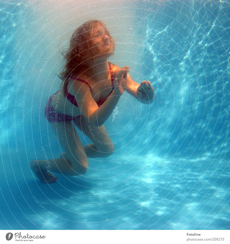 schnell hoch! Freude Schwimmen & Baden Spielen Sommer Sommerurlaub Mensch feminin Kind Mädchen Kindheit Körper Haut Kopf Haare & Frisuren Gesicht Arme Beine Fuß