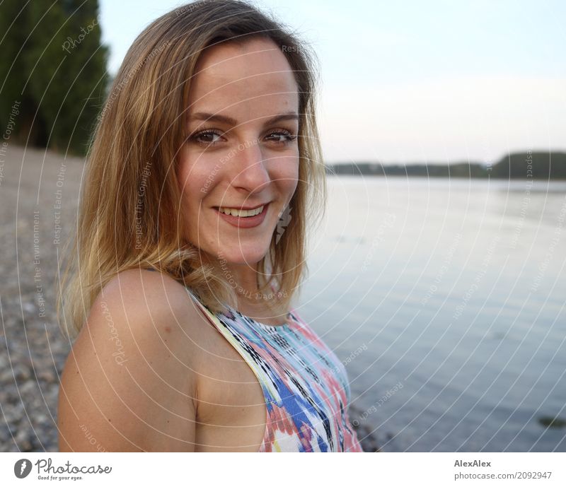 Junge Frau am Rheinufer lächelt in die Kamera Lifestyle Glück schön Leben Ausflug Jugendliche Gesicht 18-30 Jahre Erwachsene Natur Landschaft Wasser