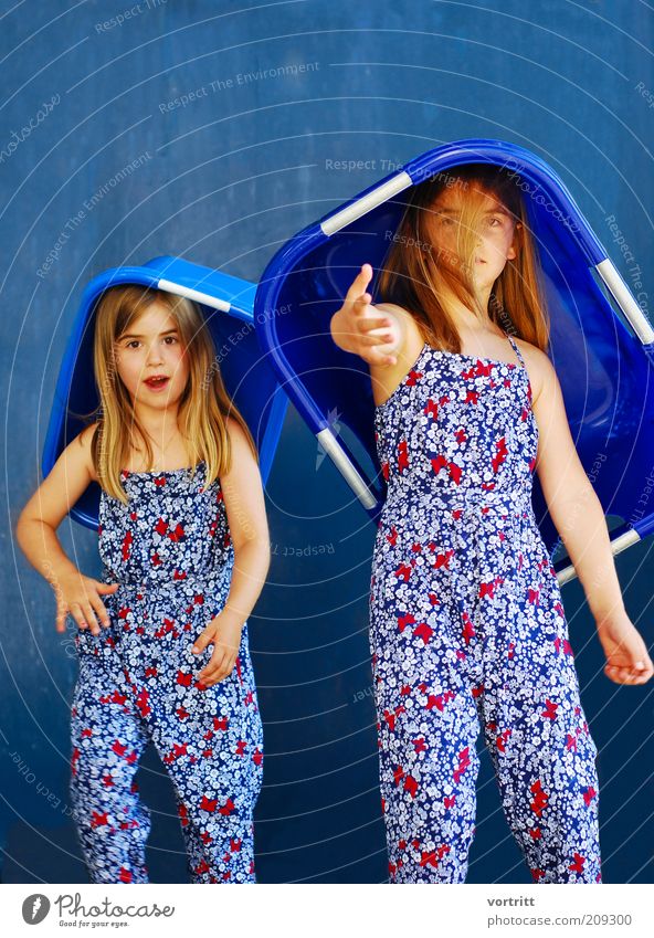 Supermodel The Next Generation Mensch Kind Mädchen 2 3-8 Jahre Kindheit Mode Kleid Hut blond langhaarig Bewegung außergewöhnlich blau Coolness Idee Waschzuber