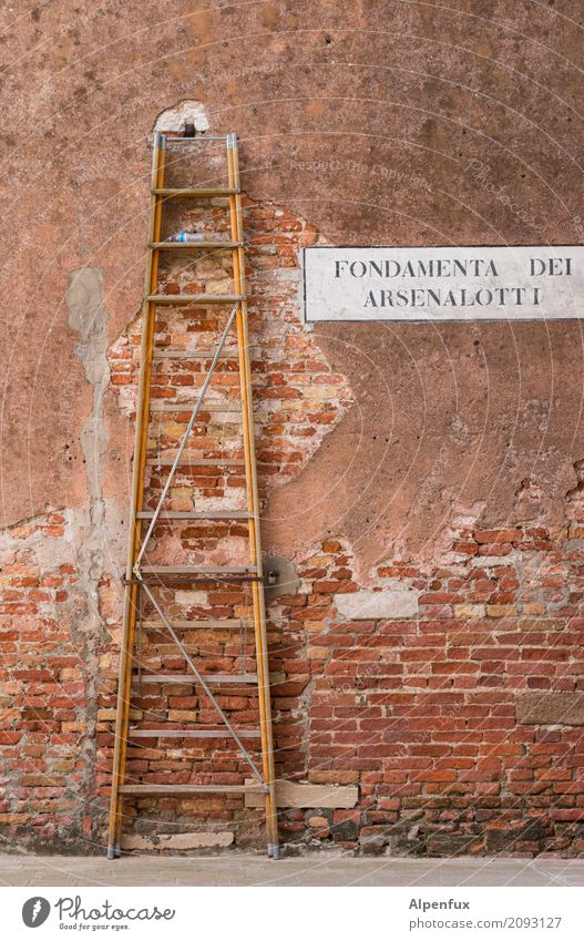 kaputt | die halbe Stadt ! Venedig Italien Kleinstadt Hafenstadt Haus Mauer Wand Leiter Leitersprosse Backstein stehen hoch Desaster Ferien & Urlaub & Reisen