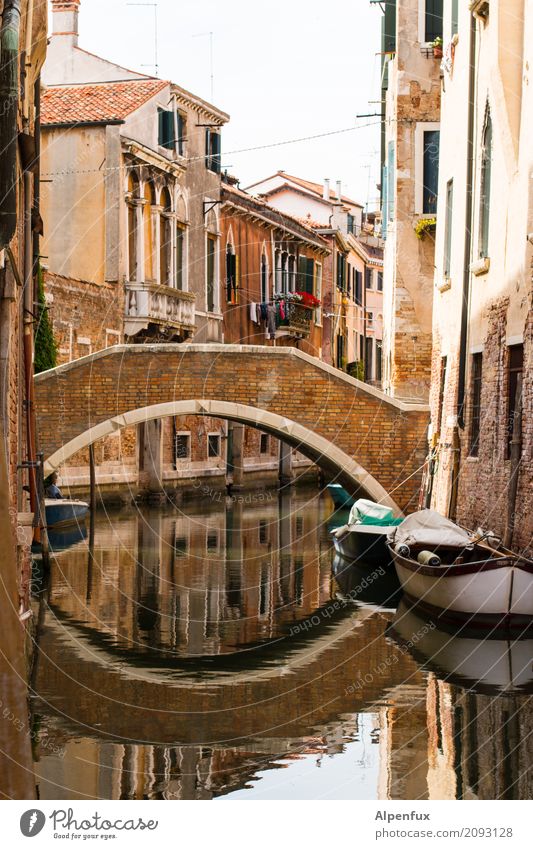 Bridge over untroubled water Venedig Italien Stadt Hafenstadt Altstadt Haus Brücke Fenster Denkmal Hoffnung Glaube Beginn ästhetisch Glück stagnierend Tourismus