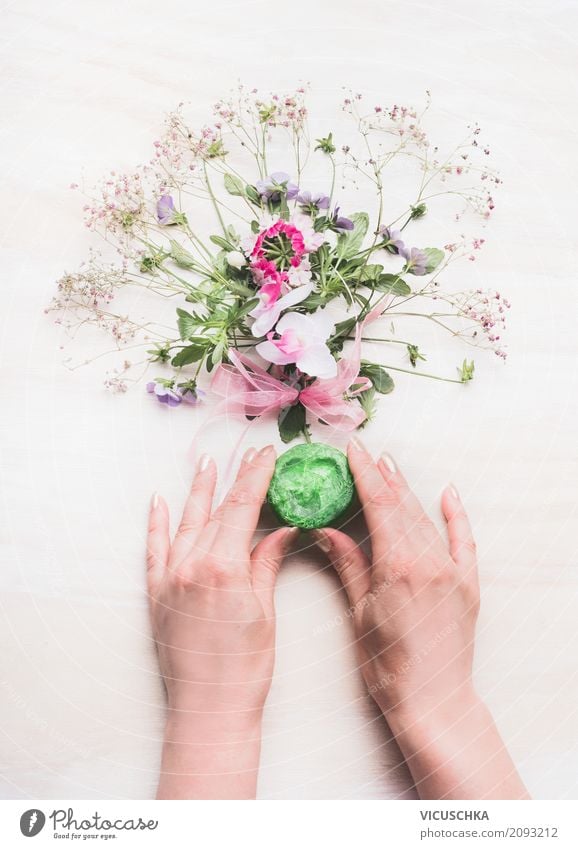 Weibliche Hände halten handgemachte grüne Seife Stil schön Körperpflege Kosmetik Gesundheit Spa feminin Frau Erwachsene Hand Pflanze Blume Design aromatisch