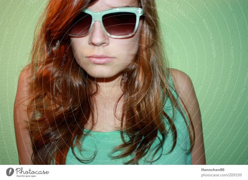 türkise Brille Lifestyle Stil feminin Junge Frau Jugendliche Gesicht 1 Mensch Sonnenbrille brünett langhaarig Coolness modern blau grün Gefühle Optimismus