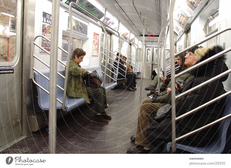 NYC Metro U-Bahn heimwärts Bahnfahren New York City Verkehr Heimweg warten Rumsitzen USA Alltagsfotografie