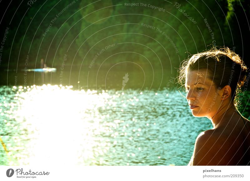 Sonnenwasser . Ausflug Sommer Sonnenbad Mensch feminin Junge Frau Jugendliche Erwachsene 1 18-30 Jahre Natur Wasser Sonnenlicht Schönes Wetter Wärme Seeufer