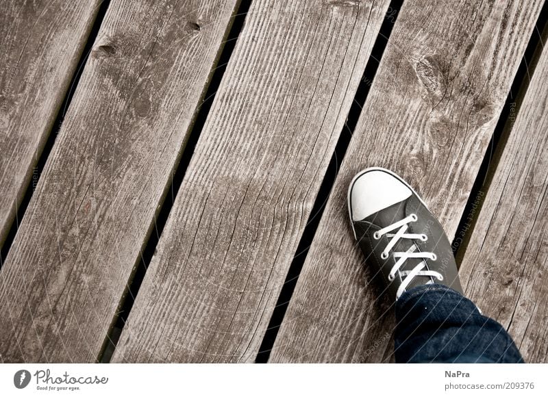 Trittbrett Mensch Beine Fuß Steg Hose Jeanshose Leder Schuhe Turnschuh Holz Linie Streifen grau Farbfoto Außenaufnahme Vogelperspektive Chucks einzeln 1 Mode