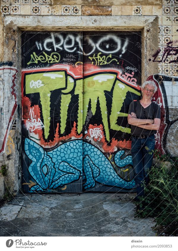 TIME is on his side Mensch maskulin Mann Erwachsene 1 45-60 Jahre Kunst Kunstwerk Gemälde Straßenkunst Graffiti Tor Mauer Wand stehen Zeit Farbfoto mehrfarbig