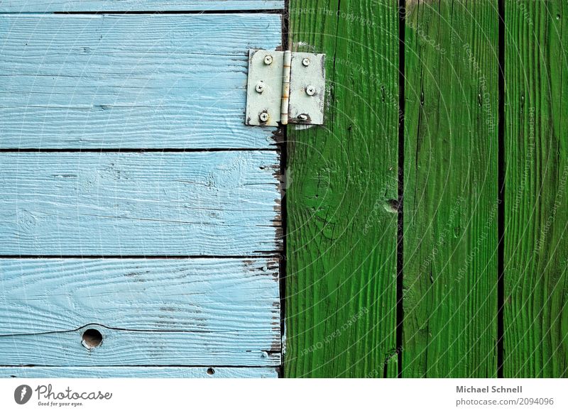 Scharnier und Hiolzfarben an einer Gartenlaube Hütte Gartenhaus Tür Holz Metall authentisch einfach natürlich blau grün Sympathie Zusammensein Zusammenhalt