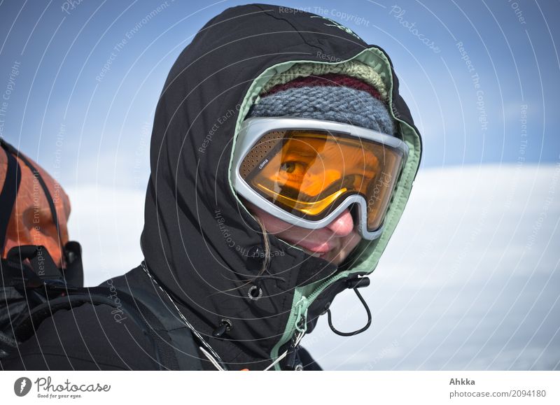 Porträt einer jungen Frau mit Skibrille Abenteuer Wintersport Sportler Junge Frau Jugendliche Kopf Herbst Fröhlichkeit Vorfreude Optimismus Leidenschaft Neugier