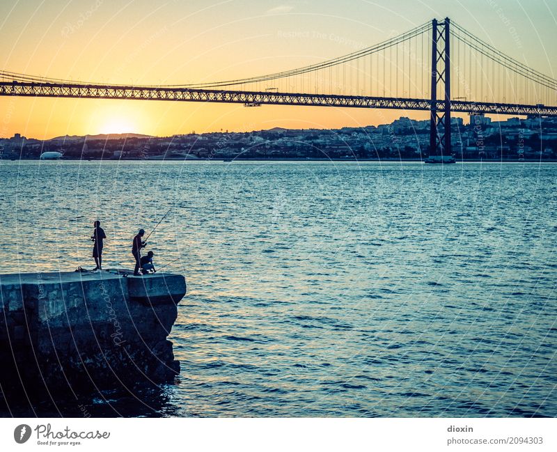 Tejo Ferien & Urlaub & Reisen Tourismus Städtereise Wellen Wasser Sonne Sonnenaufgang Sonnenuntergang Sonnenlicht Schönes Wetter Flussufer Lissabon Portugal