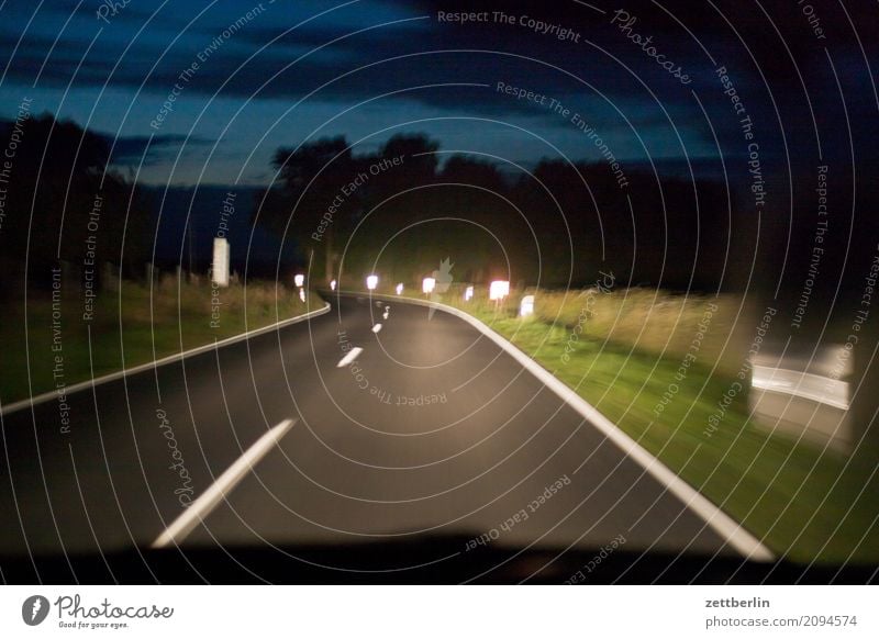 Fernlicht Abend PKW Autobahn fahren Ferien & Urlaub & Reisen Bewegung Linie gerade heimreise Kurve Landstraße Nacht Reflektor Reflexion & Spiegelung