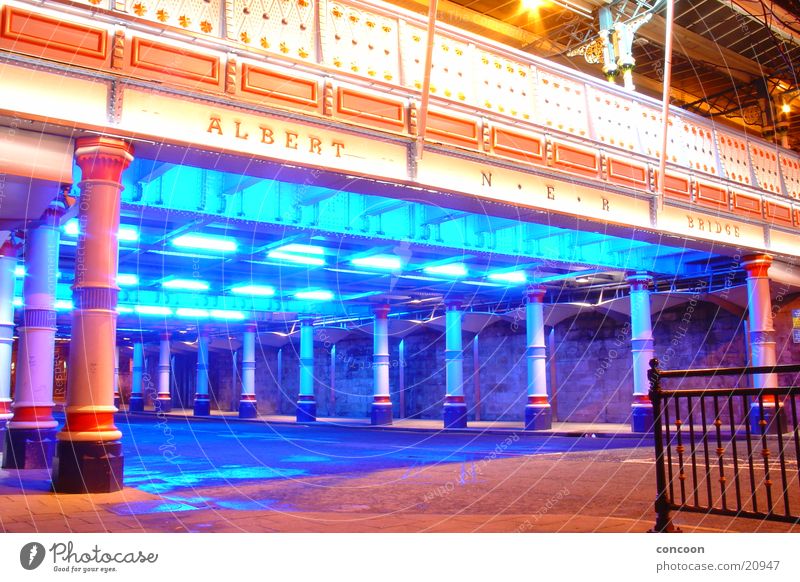 Albert Bridge Middlesbrough England erleuchten Großbritannien Brücke neonblau blaues Licht