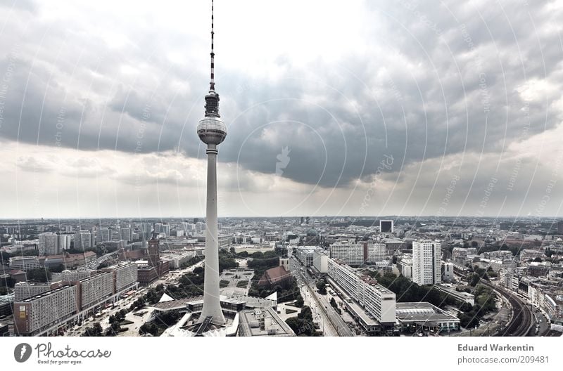 Himmel über Fernsehturm Hauptstadt Stadtzentrum Skyline überbevölkert Haus Turm Bauwerk Gebäude Architektur Sehenswürdigkeit Wahrzeichen Berlin Wolken groß
