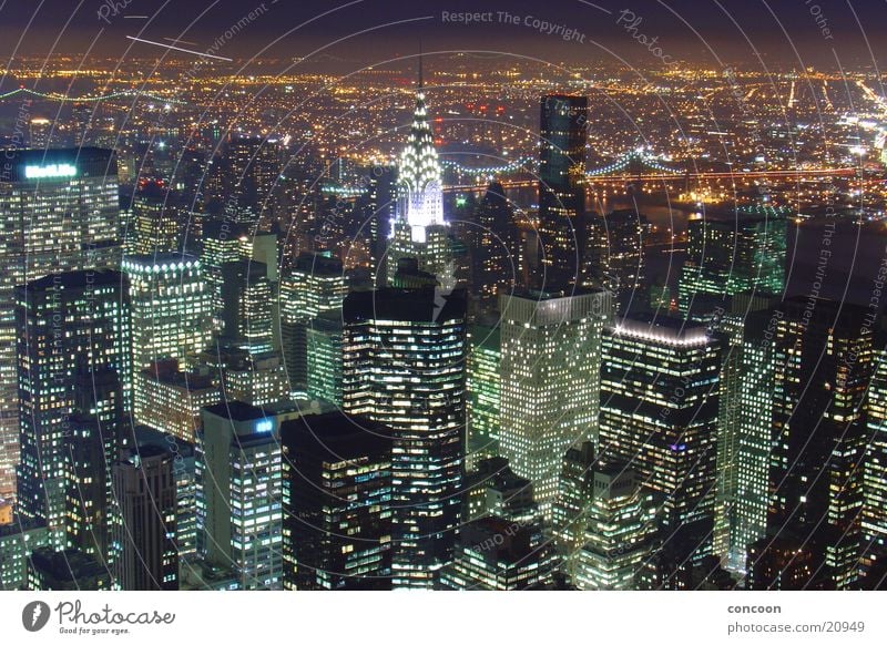 Chrysler Building Hochhaus Licht New York City USA Architektur Städtereise Nacht Nachtaufnahme Kunstlicht Stadtlicht Beleuchtung erleuchten Urbanisierung
