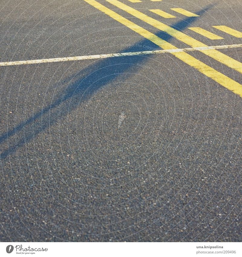 gestreift Platz Verkehr Fußgänger Straße gelb grau Asphalt Schilder & Markierungen Fahrbahn Fahrbahnmarkierung paarweise Linie Streifen leer Farbfoto