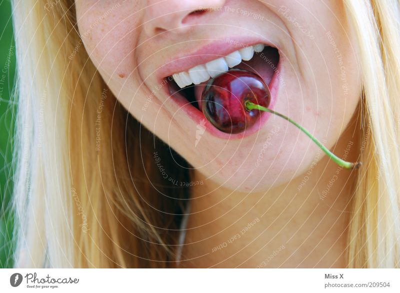 Grinsekirsche Lebensmittel Frucht Ernährung Essen Picknick Bioprodukte Vegetarische Ernährung Diät Gesundheit feminin Junge Frau Jugendliche Mund Lippen Zähne 1