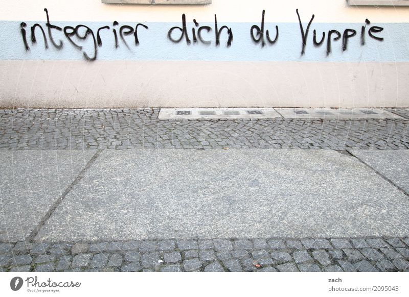 Integration Berlin Stadt Hauptstadt Stadtzentrum Haus Mauer Wand Fassade Fußgänger Straße Wege & Pfade Zeichen Schriftzeichen Graffiti Häusliches Leben