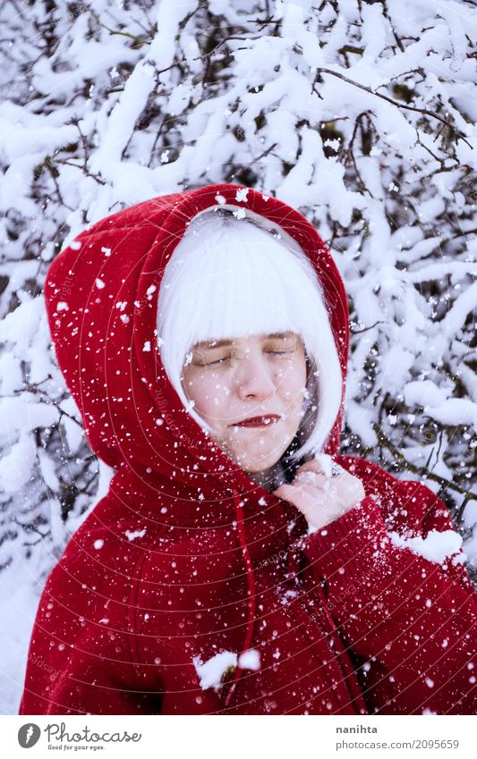 Junge Frau, die einen Schneekampf genießt Lifestyle Gesicht Ferien & Urlaub & Reisen Tourismus Abenteuer Winter Winterurlaub Mensch feminin Jugendliche 1