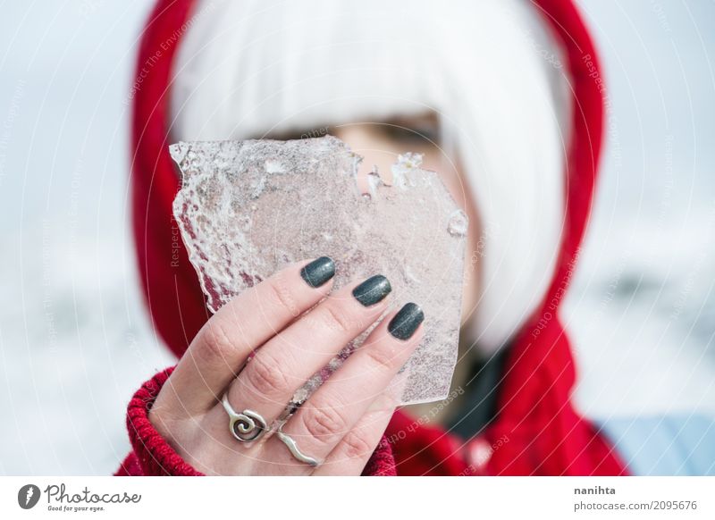 Junge Frau, die ein Stück Eis hält Nagellack Mensch feminin Junger Mann Jugendliche 1 18-30 Jahre Erwachsene Natur Winter Klima Wetter Frost Pullover Ring
