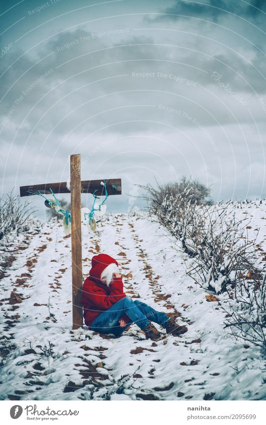 Junge Frau, die auf einem Kreuz auf einem schneebedeckten Gebiet sich lehnt Winter Trauerfeier Beerdigung Mensch feminin Jugendliche Leben 1 18-30 Jahre
