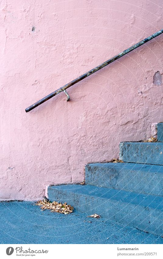 Rosige Zeiten Gebäude Mauer Wand Treppe alt einfach hell schön kalt retro verrückt blau grau rosa Stimmung Optimismus ästhetisch Vergänglichkeit