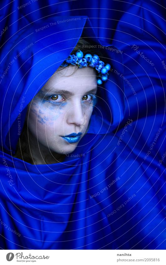 Mysteriöse blaue Frau elegant Stil exotisch schön Haut Schminke Karneval Mensch feminin Junge Frau Jugendliche 1 18-30 Jahre Erwachsene Kunst Künstler Stoff