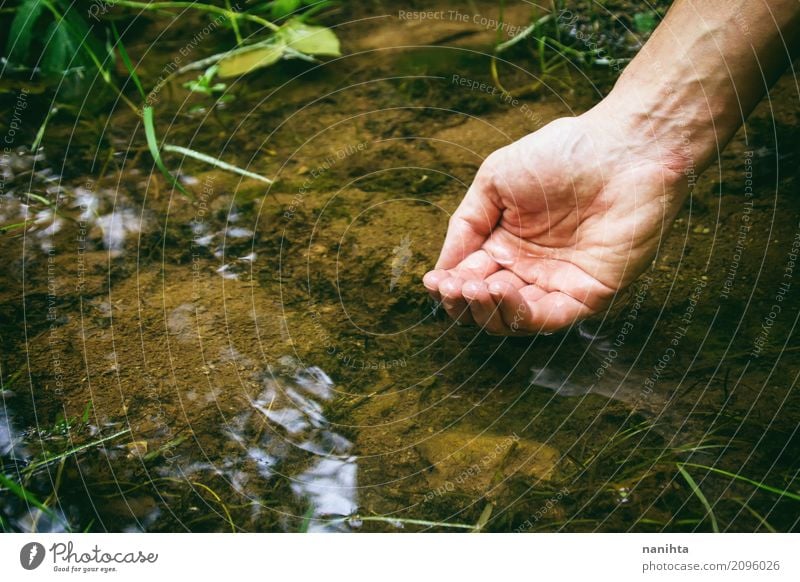 Hand, die Süßwasser in einem See berührt Ferien & Urlaub & Reisen Abenteuer Freiheit Expedition Mensch maskulin Mann Erwachsene 1 30-45 Jahre Umwelt Natur