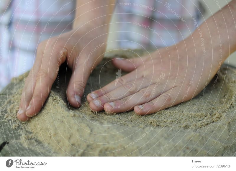 Sandkuchen Freizeit & Hobby Spielen Kindheit Hand Finger berühren Bewegung Kreativität Strukturen & Formen rund sorgsam Farbfoto Außenaufnahme Nahaufnahme
