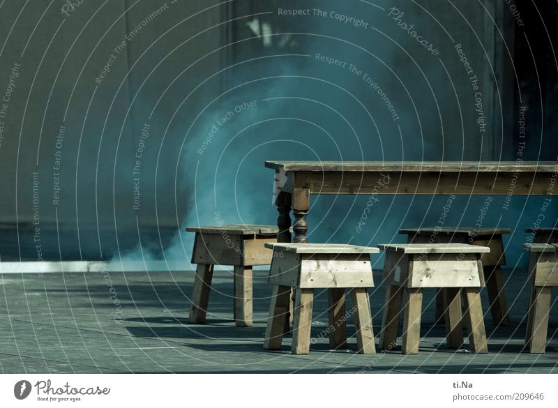 Schall und Rauch Kunst Theaterschauspiel Bühne blau grau Tisch Stuhl Holztisch Holzstuhl Asphalt Schatten Sonnenlicht Mittelalter Farbfoto Gedeckte Farben