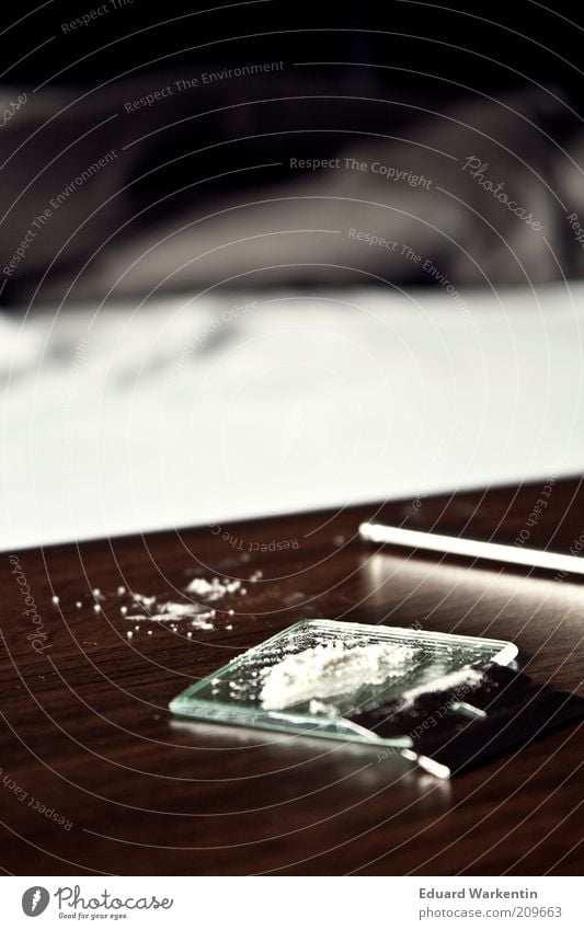 wach Rauschmittel Laster Kokain Tisch Spiegel ziehrohr Sucht Konsum Rasierklinge Drogensucht ungesetzlich Abhängigkeit Kick Farbfoto Innenaufnahme Menschenleer