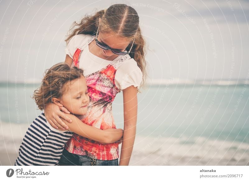 Schwester und Bruder spielen am Strand Lifestyle Freude Glück schön Erholung Freizeit & Hobby Spielen Ferien & Urlaub & Reisen Freiheit Sommer Sonne Meer Kind