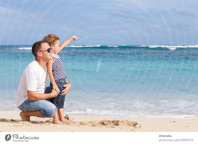 Glücklicher Vater und Sohn, die auf dem Strand spielt Lifestyle Freude Leben Erholung Freizeit & Hobby Spielen Ferien & Urlaub & Reisen Ausflug Freiheit Sommer