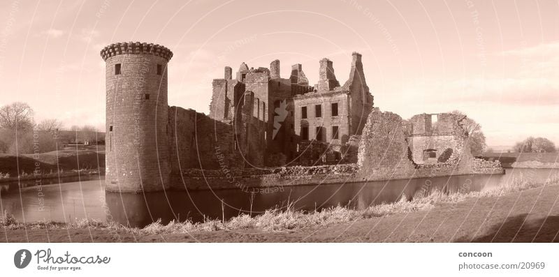 Caerlaverock Castle Scotland Schottland Großbritannien Verfall Wassergraben Europa Dumfries Burg oder Schloss Sepia