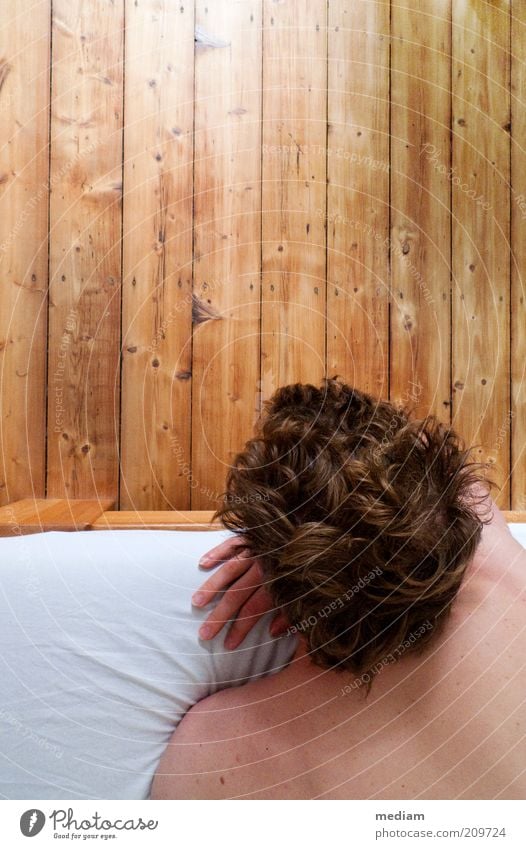 Die Welt jenseits der Bettkante Wohlgefühl Zufriedenheit Erholung Wohnung Schlafzimmer Dielenboden Holzfußboden Schlafmatratze Mensch maskulin Junger Mann