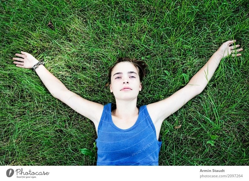 Jugendliche entspannt auf dem Rücken liegend auf einer Wiese Lifestyle Freude Glück schön Leben harmonisch Wohlgefühl Zufriedenheit Sinnesorgane Erholung ruhig