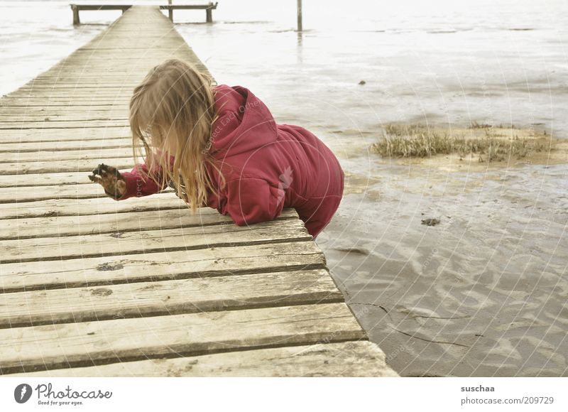 das kind und das meer .. Kind Mädchen Kindheit 3-8 Jahre Umwelt Urelemente Wasser schlechtes Wetter Küste Strand Nordsee Meer Deich Sand Neugier trist