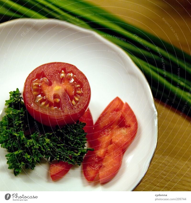 Für Zwischendurch Lebensmittel Gemüse Kräuter & Gewürze Ernährung Bioprodukte Vegetarische Ernährung Diät Teller Petersilie Schnittlauch Paprika Tomate frisch