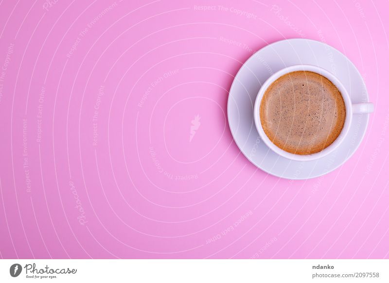 Weiße Tasse und Untertasse Frühstück Kaffeetrinken Getränk Espresso Becher Tisch Restaurant frisch oben rosa schwarz weiß Café Entwurf duftig Top geschmackvoll