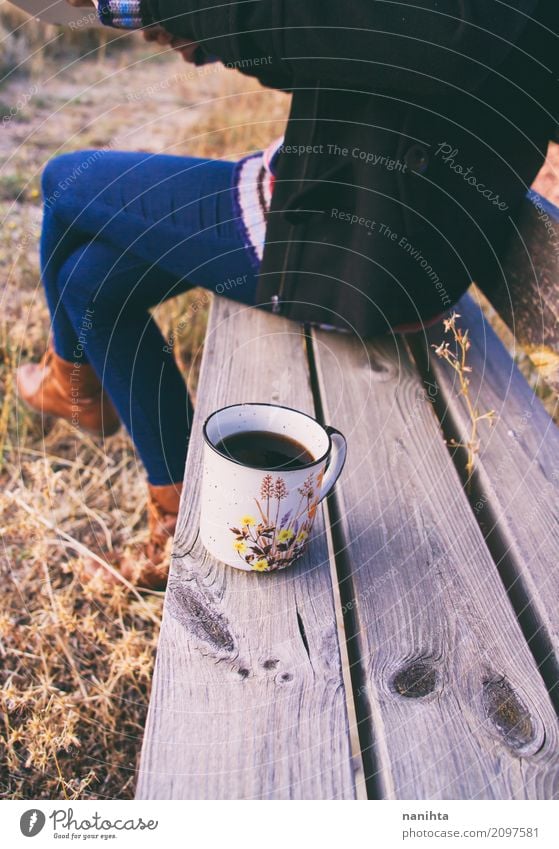 Herbstkaffee über einer Holzbank Heißgetränk Kaffee Tee Lifestyle Stil Freude Körper Gesundheit Wellness harmonisch Wohlgefühl Sinnesorgane ruhig Duft