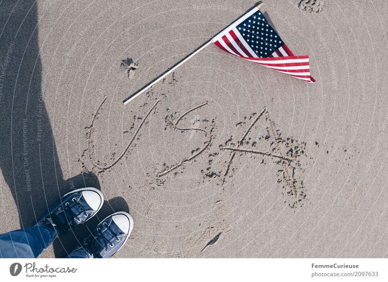 Roadtrip West Coast USA (129) Mensch Abenteuer Fuß Schuhe Turnschuh Fahne Westküste Pazifikstrand Sand Strand Sandstrand Schriftzeichen Sonne