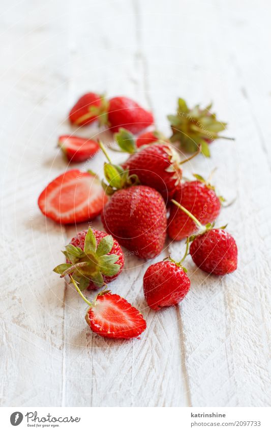 Erdbeeren ganz und auf einem weißen Holztisch geschnitten Frucht Dessert Diät Sommer Tisch frisch hell lecker natürlich saftig rot Farbe Beeren farbenfroh