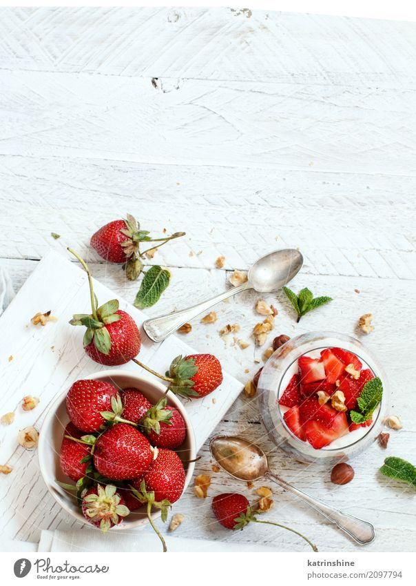 Chia Pudding Erdbeerparfait mit griechischem Joghurt und Nüssen Frucht Dessert Essen Frühstück Diät Schalen & Schüsseln Löffel rot weiß Beeren Müsli Samen