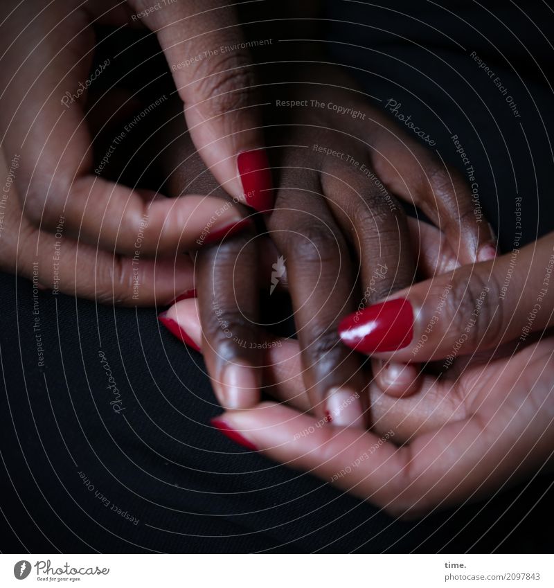 Lebenslinien #113 Körperpflege Nagellack Handarbeit feminin Finger 2 Mensch festhalten Kommunizieren Leidenschaft Vertrauen Sicherheit Schutz Geborgenheit