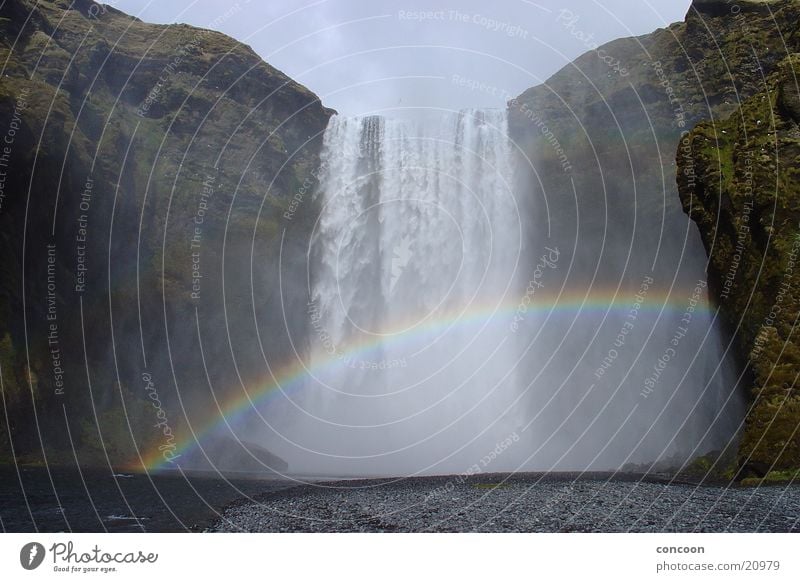 Somewhere over the rainbow in Iceland Regenbogen mehrfarbig Island Wasserfall