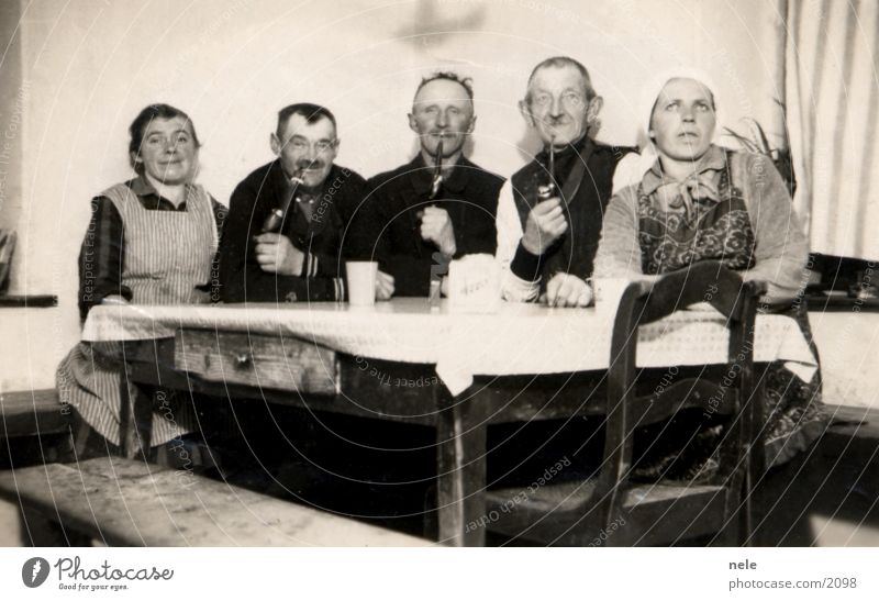 wortlos glücklich Dorf Tradition Tisch Kopftuch Fotografie Mensch alt Rauchen Vergangenheit Feste & Feiern Trillerpfeife Großvater Großmutter