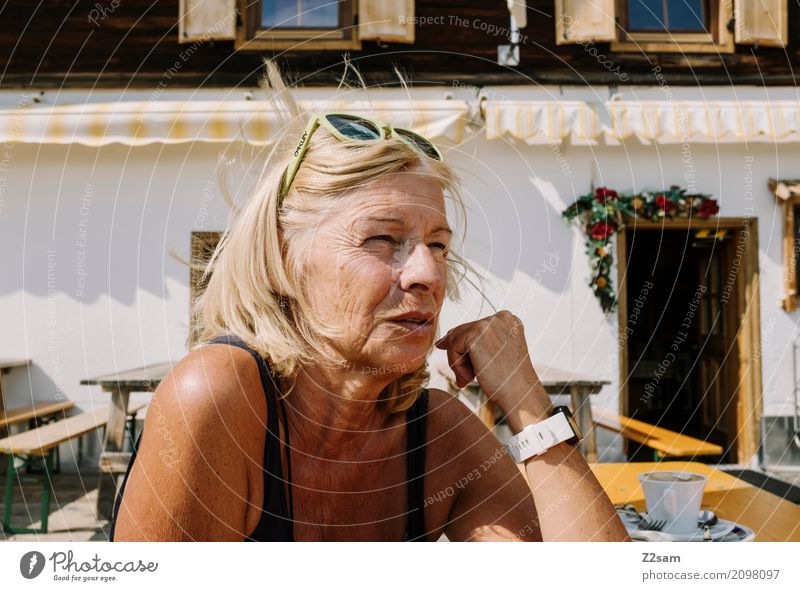 vom Winde verweht Lifestyle elegant Stil Freizeit & Hobby Frau Erwachsene 45-60 Jahre Sommer Schönes Wetter Hütte beobachten Erholung träumen blond frisch