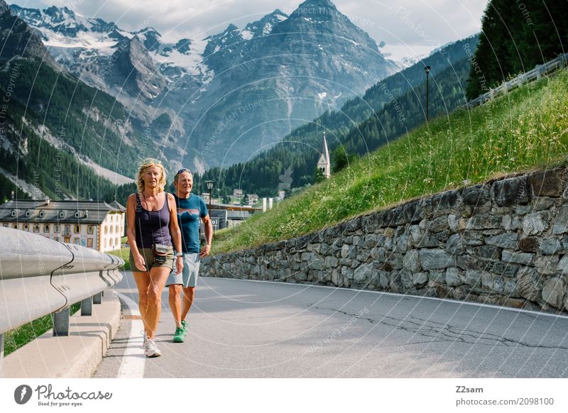 Rentnerpaar beim Wandern in Südtirol Freizeit & Hobby Ferien & Urlaub & Reisen Ausflug Sommerurlaub Berge u. Gebirge wandern Paar Partner 45-60 Jahre Erwachsene