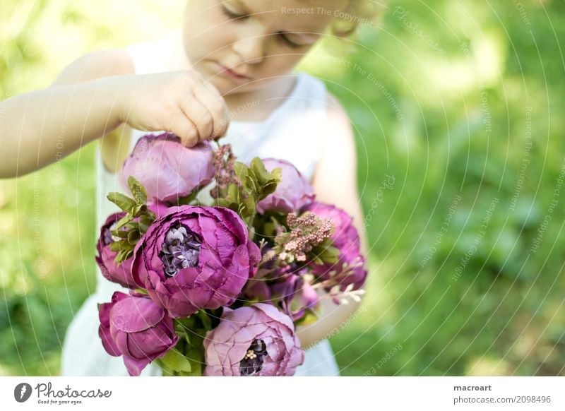 Blumenstrauß blumenmädchen Mädchen Kind Kleinkind rosa Sommer Floristik Geschenk schenken begreifen lernen Gefühle berühren Erfahrung weiß Kleid Muttertag